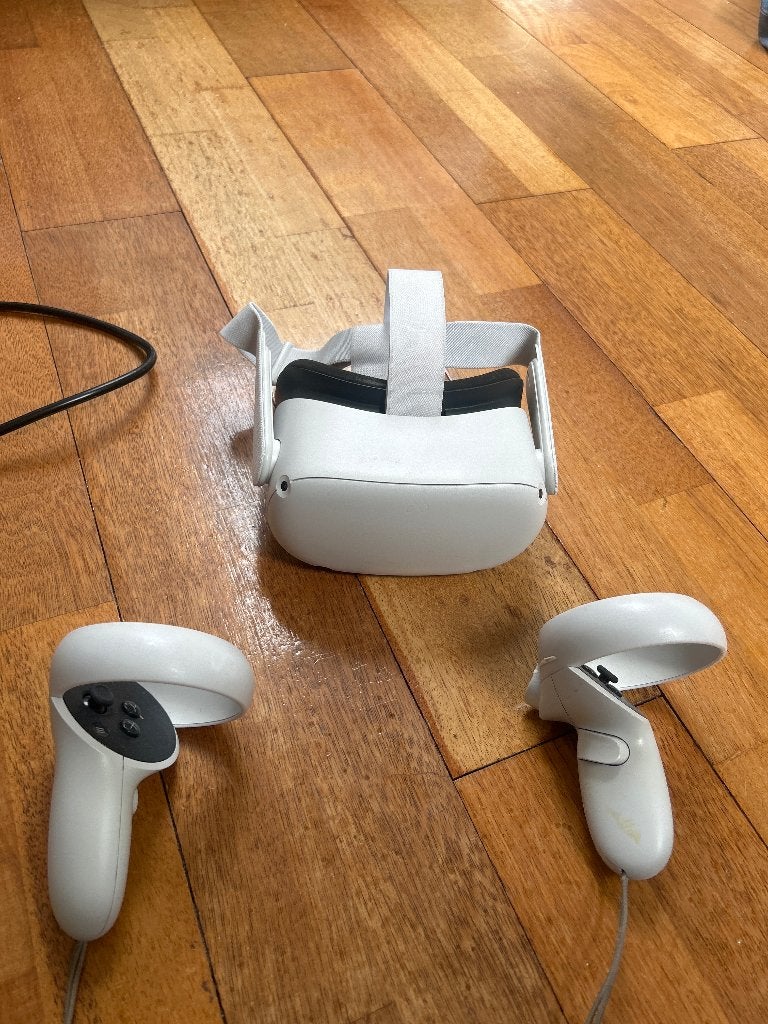 Meta Quest 2 VR-bril met controllers, Spelcomputers en Games, Verzenden, Zo goed als nieuw, VR-bril, Overige platformen