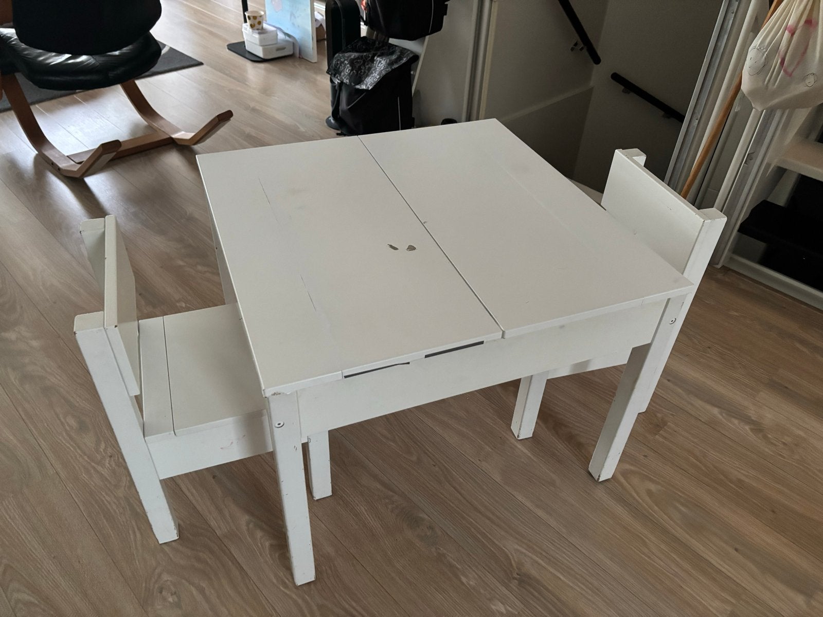 Stevige kindertafel met twee stoelen en opbergruimte, Kinderen en Baby's, Kinderkamer | Tafels en Stoelen, Ophalen, Gebruikt, Tafel(s) en Stoel(en)