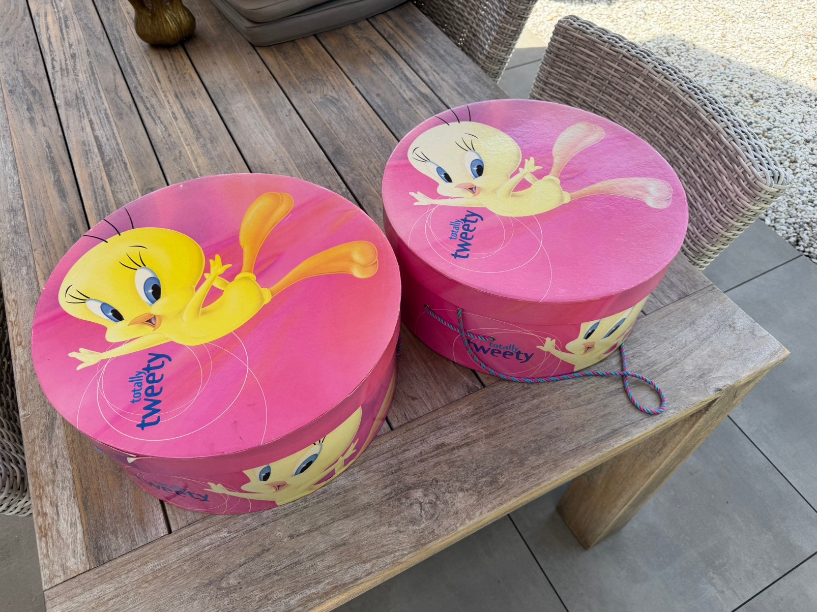 2 grote ronde roze  Tweety dozen, Ophalen, Zo goed als nieuw