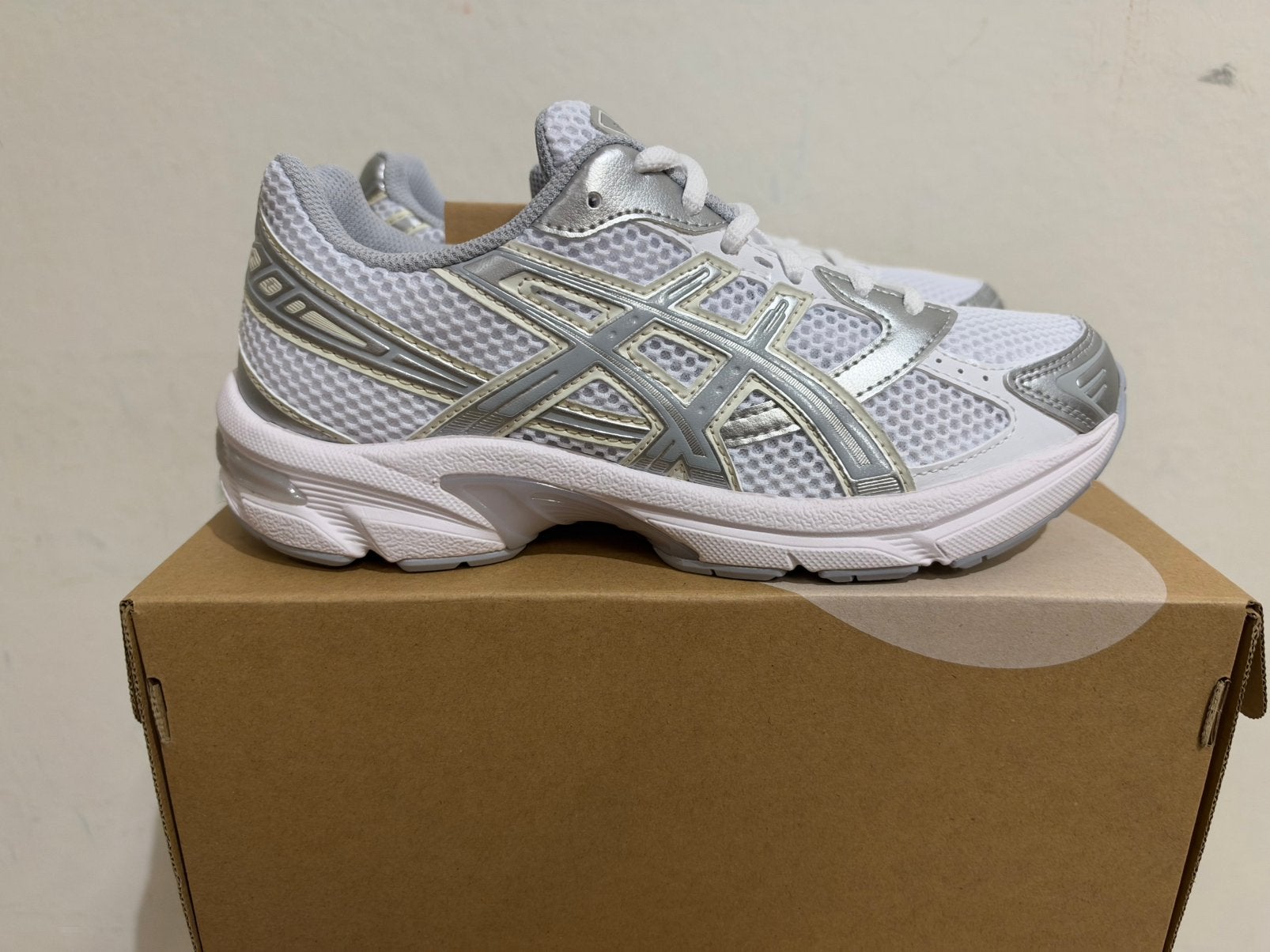 Te koop nieuwe Asics Gel 1130 White Piedmont Grey, Postlaan 3, Nieuw, Ophalen of Verzenden, 123@home.nl