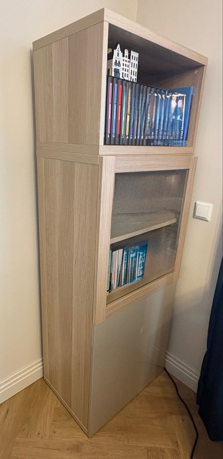 IKEA BESTÅ kast / vitrinekast – eikenlook met glasdeur, Ophalen, Gebruikt, Scandinavisch, 50 tot 100 cm