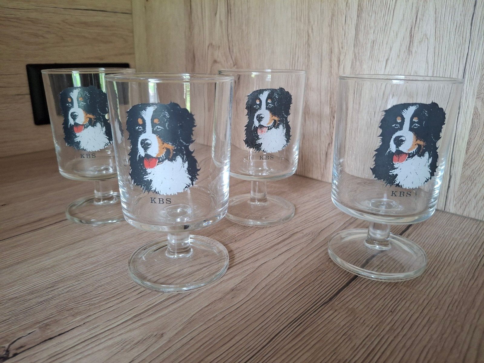 Borrel glazen Berner Sennen hond. 4 stuks., Ophalen of Verzenden, Zo goed als nieuw, Glas, Glas of Glazen