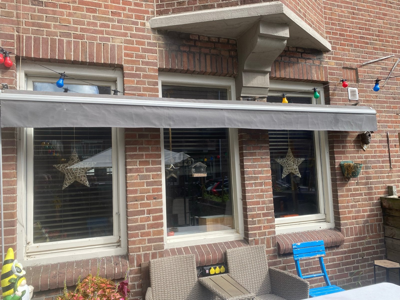 Zonnescherm 4m breed, 3.8m uitval, handbediend