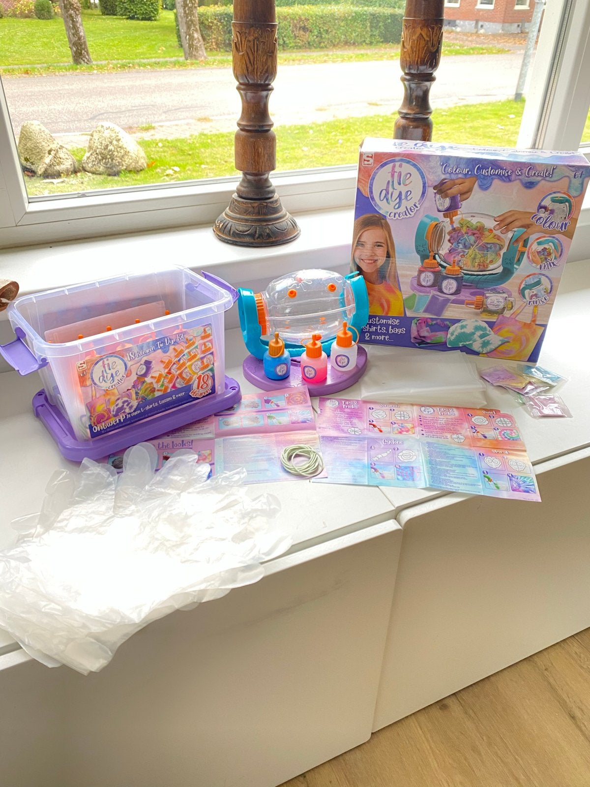 Tybo Tie-Dye Creator Set & een bak met extra flesjes, Overige thema's, Meerkleurig, Ophalen of Verzenden, Zo goed als nieuw