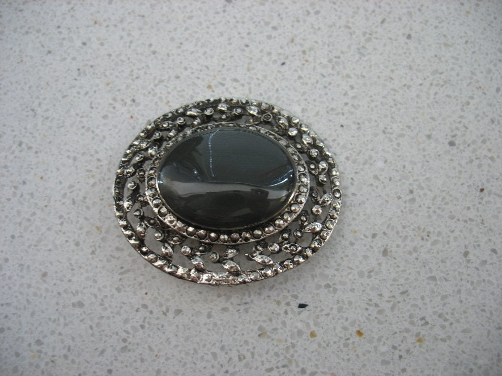 Broche Victoriaans Revival Style Antraciet Cabochon Vintage, Ophalen of Verzenden, Overige materialen, Broche