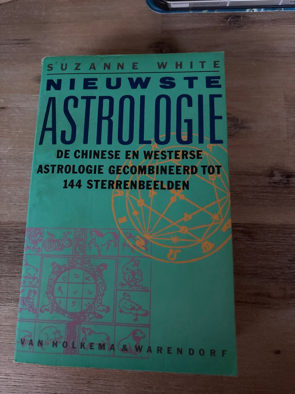 Nieuwste Astrologie - Chinese & Westerse Astrologie, Boeken, Ophalen of Verzenden, Gelezen, Astrologie, Achtergrond en Informatie