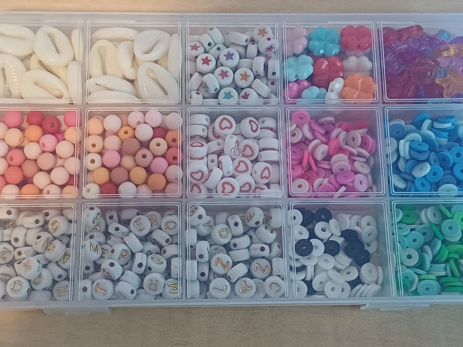 Doosje met verschillende soorten gekleurde kralen, Hobby en Vrije tijd, Kralen en Sieraden maken, Kraal, Nieuw, Ophalen of Verzenden