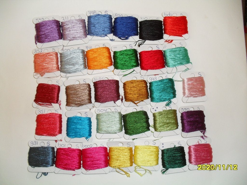 31 Bobbins met DMC Satin splijtgaren. Verkoop meer garens, Ophalen of Verzenden, Nieuw, Handborduren, Borduurgaren of Zijde