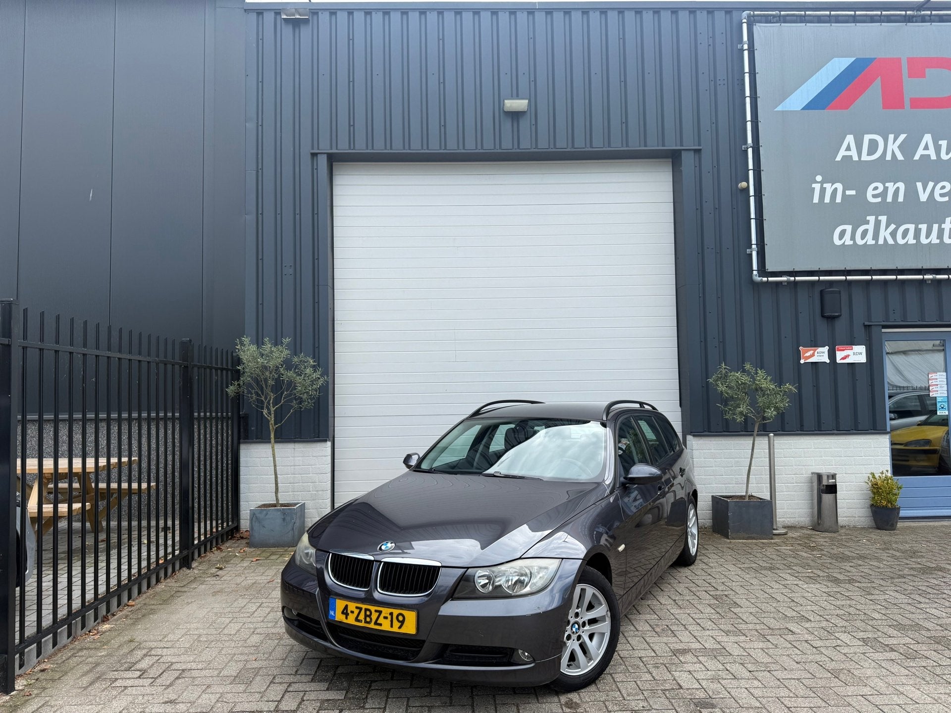 BMW 3-serie Touring 318i TREKHAAK/CLIMA/CRUISE/PDC/MOOIE AUT, 13 km/l, Zwart, 4 cilinders, 129 pk