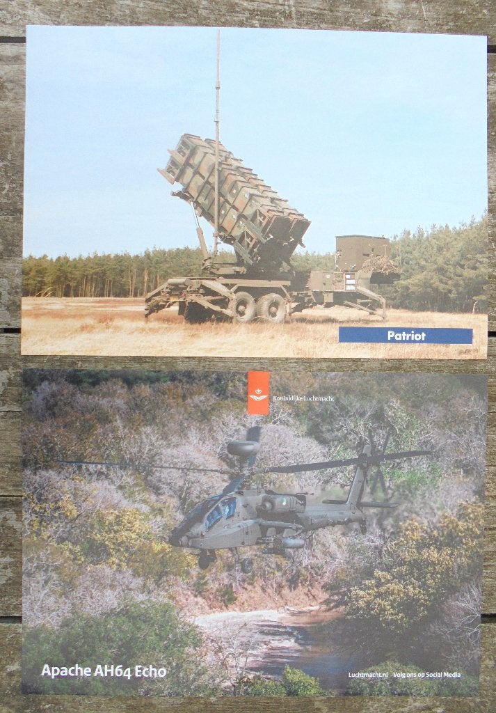 2 posters Koninklijke Luchtmacht: Apache AH64 E & Patriot, Ophalen of Verzenden, Luchtmacht, Nederland, Foto of Poster