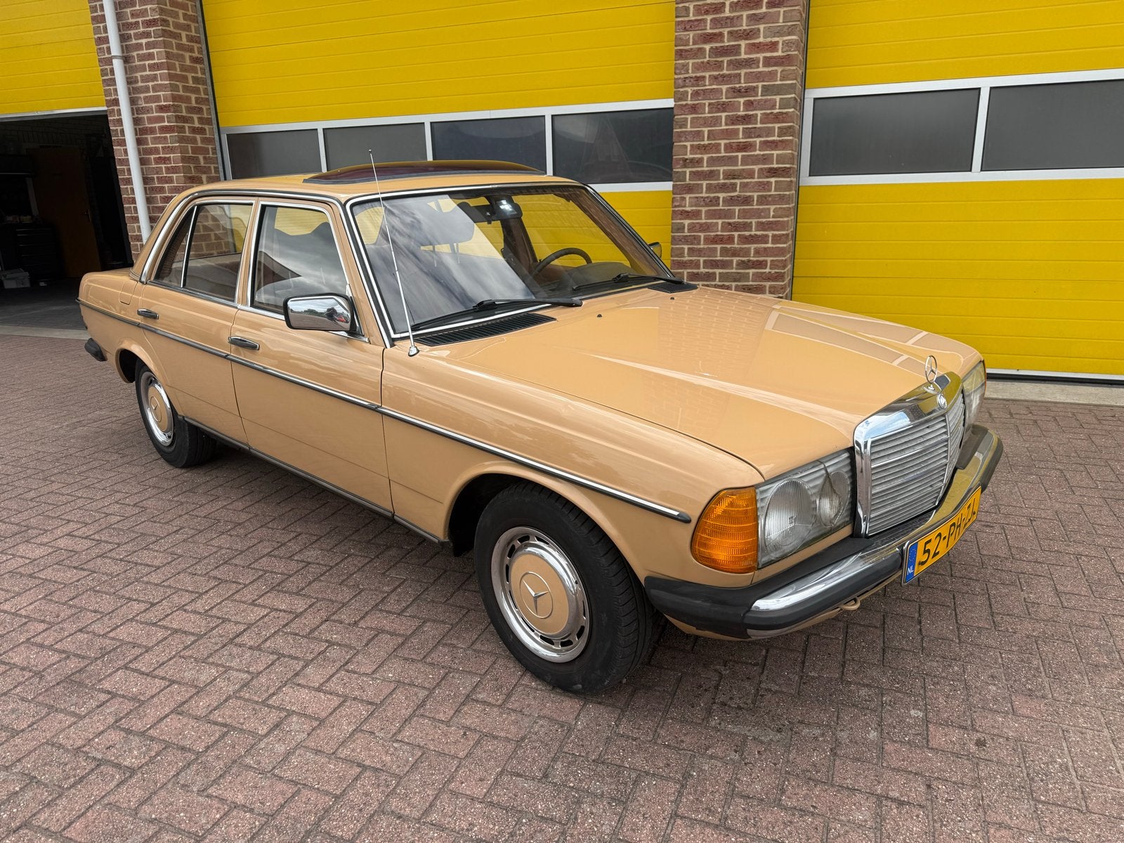 Mercedes-Benz 200-Serie 2.0 200 D 1978 Beige, Achterwielaandrijving, 54 pk, Beige, Leder en Stof