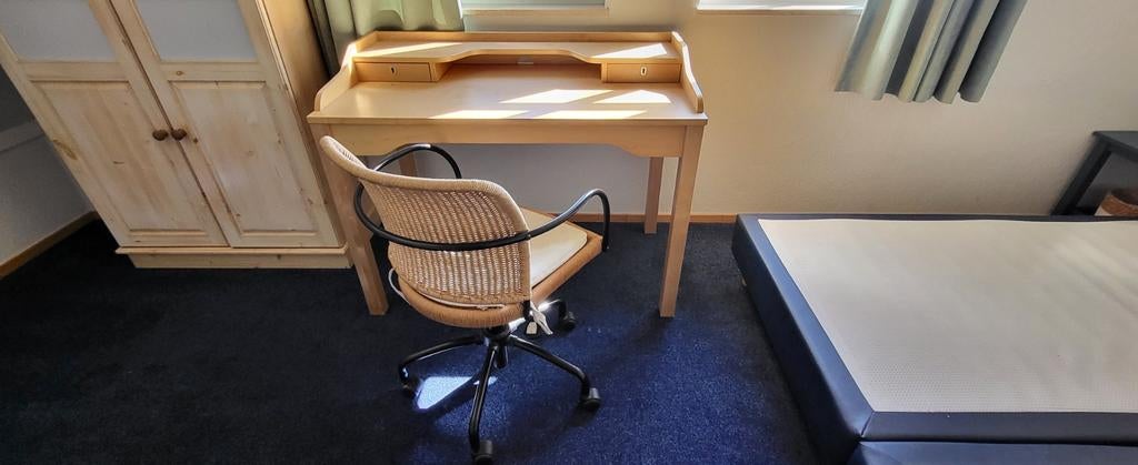 Eenvoudig bureau met rieten draaistoel, Ophalen, Gebruikt