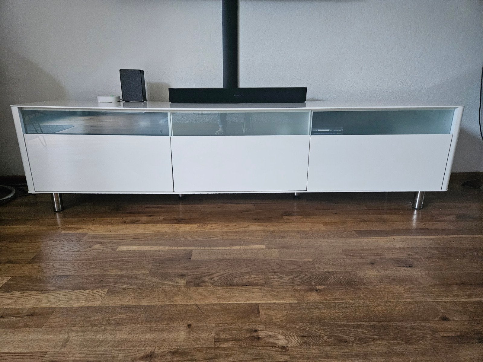 Modern wit tv-meubel met opbergruimte, Ophalen, Kunststof, 150 tot 200 cm, Zo goed als nieuw