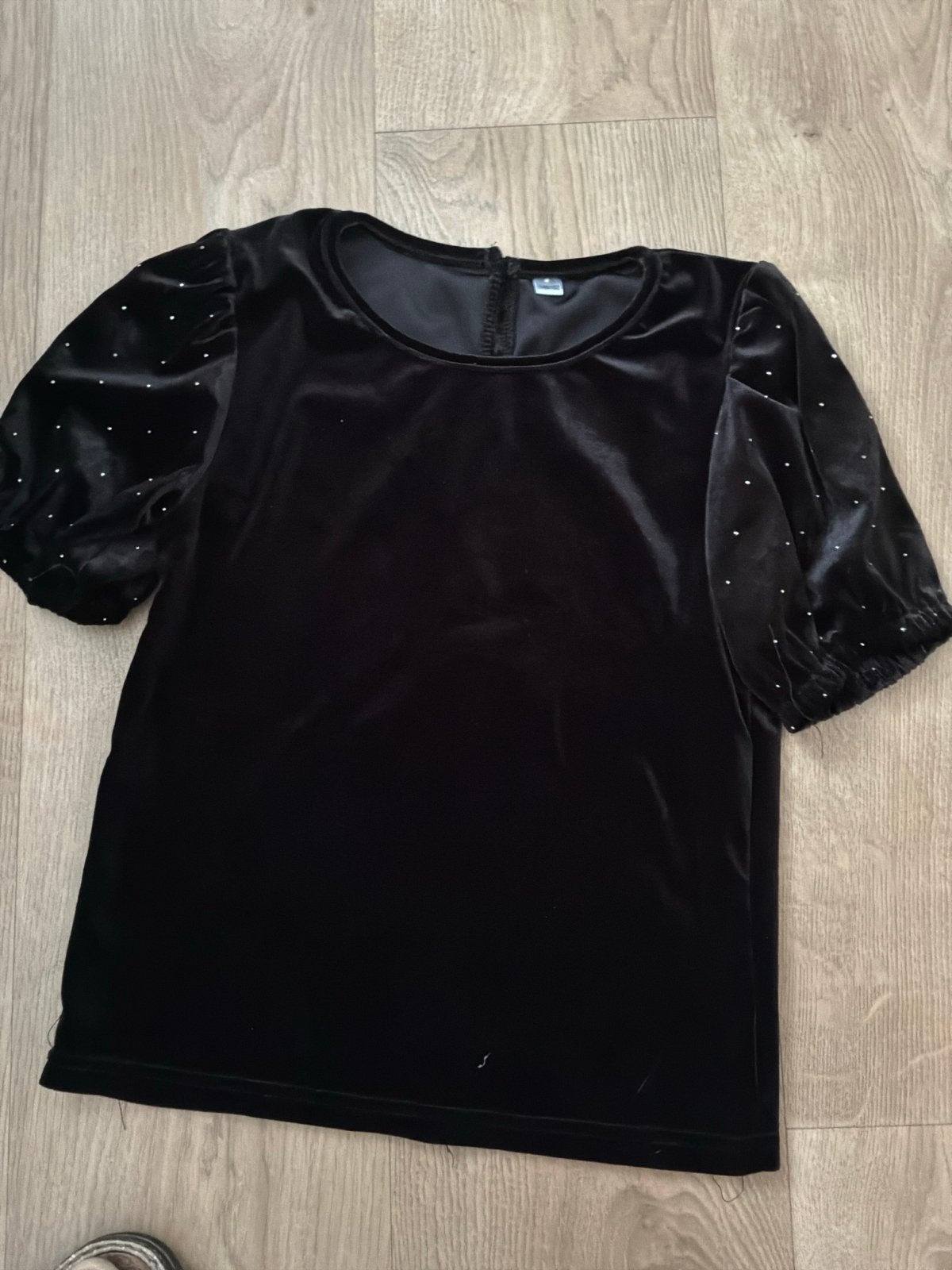 Zwart fluwelen shirt met pofmouwen en pareltjes maat 146, Ophalen of Verzenden, Gebruikt, Meisje, Shirt of Longsleeve