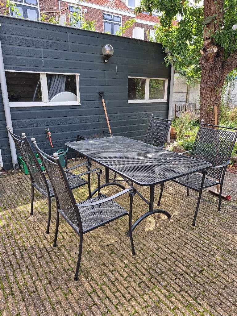 Tuintafel met stoelen en krukjes, Ophalen, 4 zitplaatsen, Zo goed als nieuw, Rvs