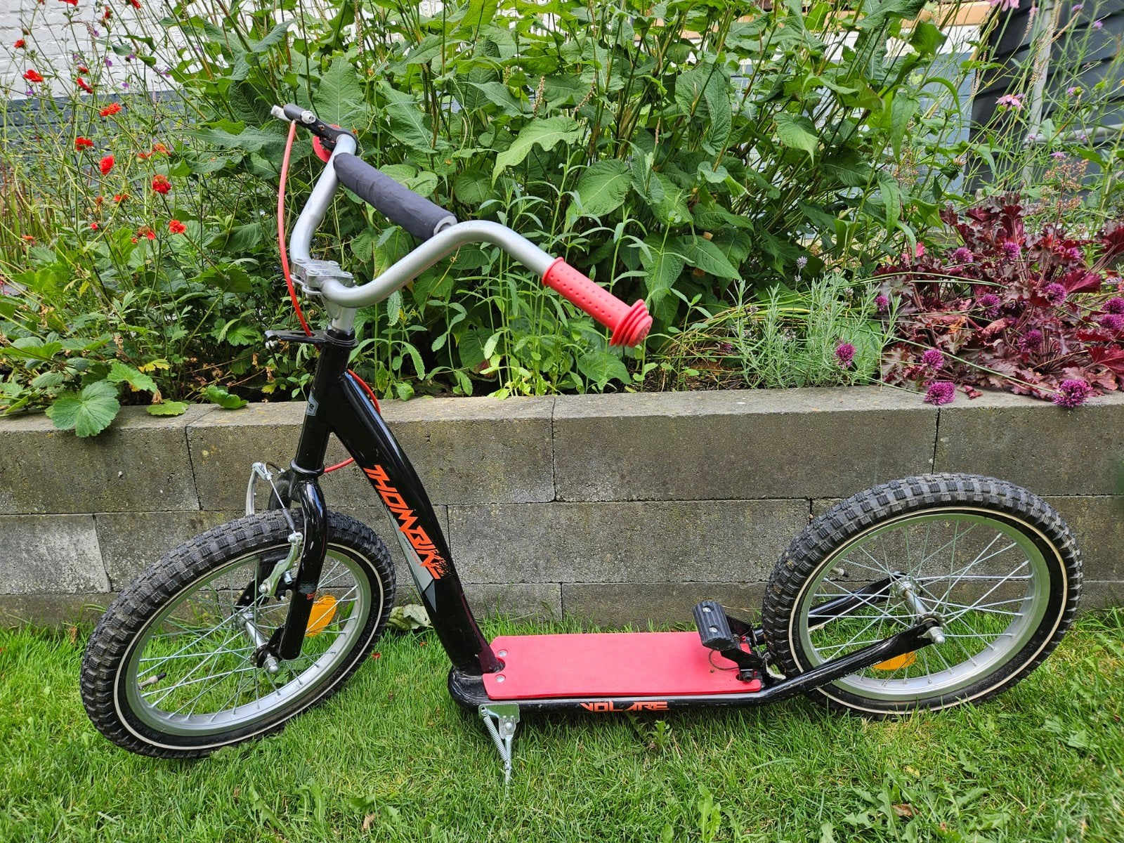 Volare 16-inch Kinderstep Zwart/Rood - 5-10 jaar, Ophalen, Zo goed als nieuw, Gewone step, Volare