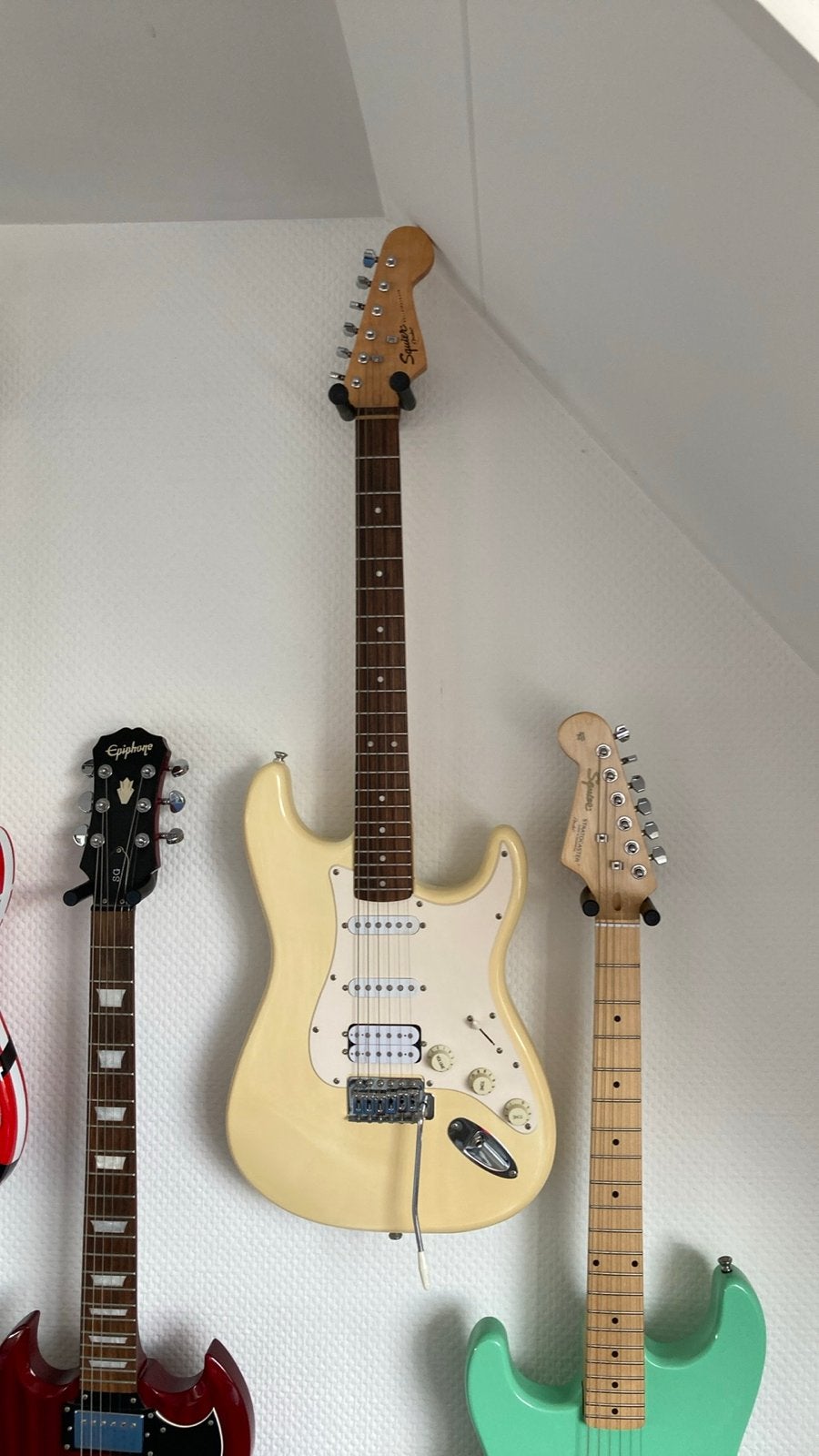 Squier Stratocaster by Fender - Crème, Muziek en Instrumenten, Ophalen of Verzenden, Zo goed als nieuw, Solid body, Fender