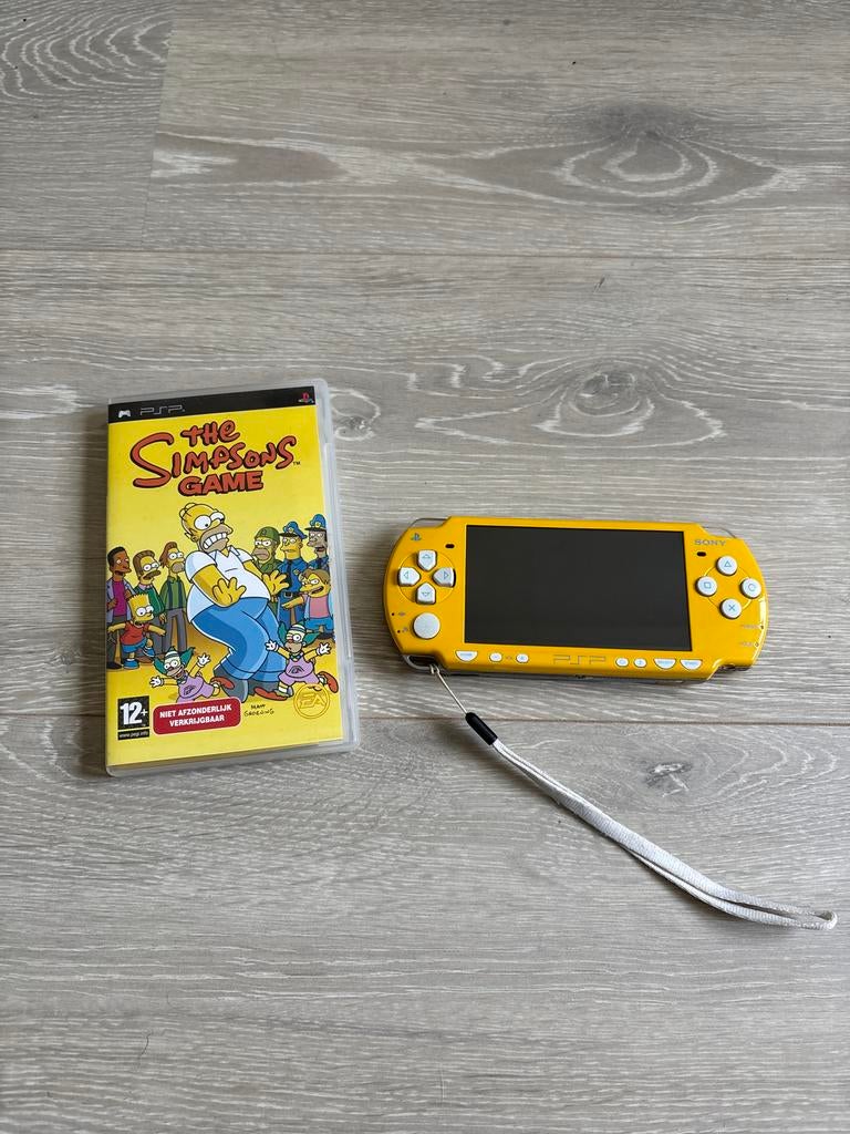 PSP met The Simpsons Game, Spelcomputers en Games, Spelcomputers | Sony PSP, Geel, Ophalen of Verzenden, PSP, Gebruikt