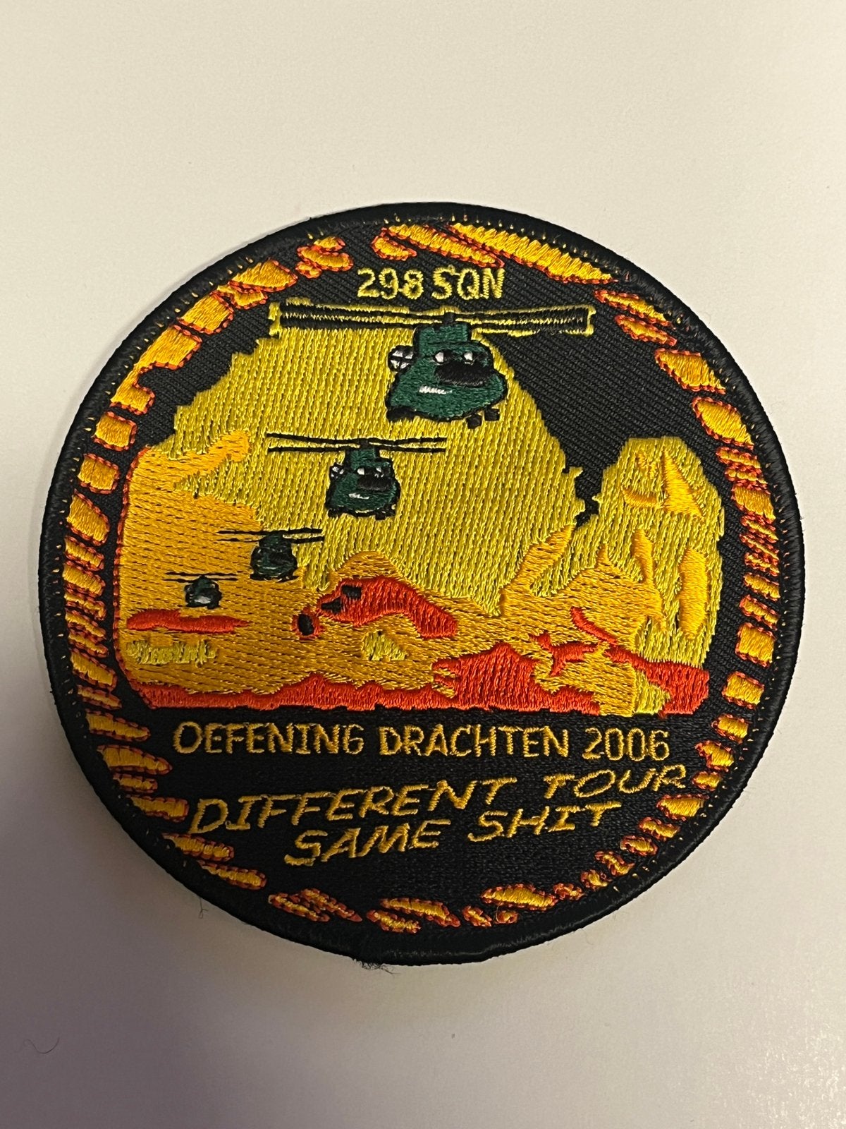 Patch RNLAF 298 SQN DIFFERENT TOUR SAME SHIT 2006, Verzamelen, Verzenden, Luchtmacht, Nederland, Embleem of Badge