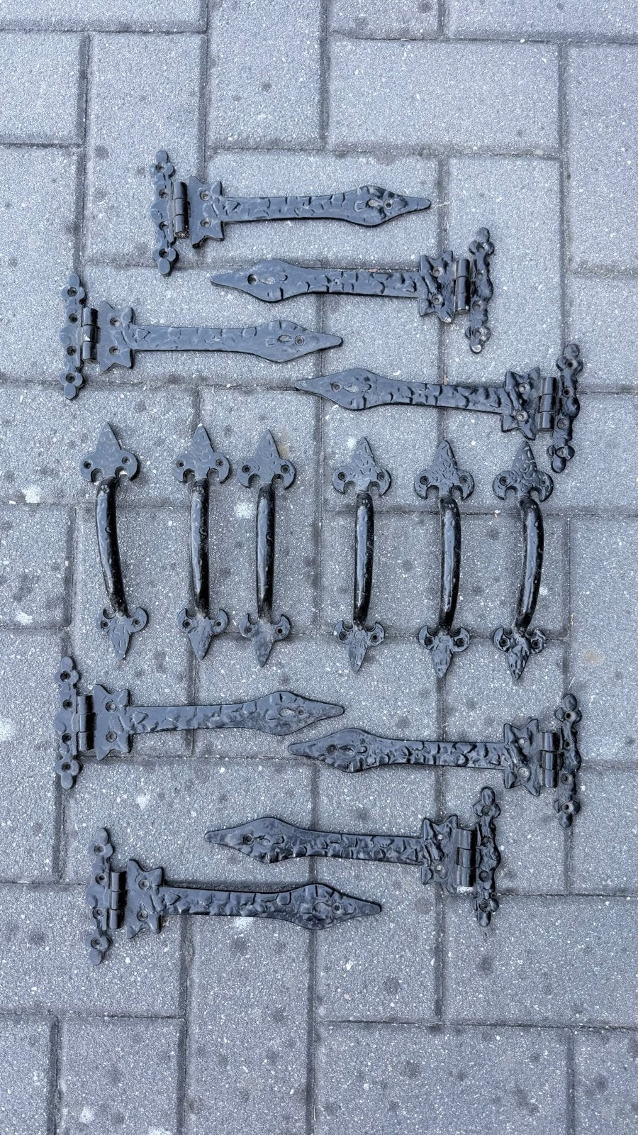 Set van antieke handgrepen en scharnieren, Doe-het-zelf en Verbouw, Hang- en Sluitwerk, Ophalen of Verzenden, Nieuw, IJzer, Scharnier