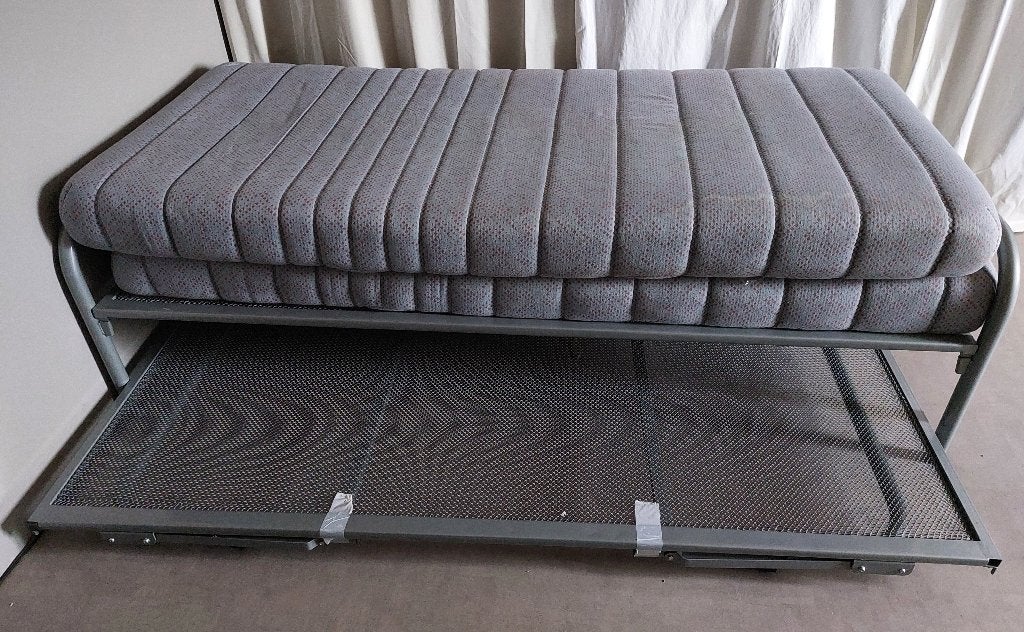 1 persoons latten bed en 1 spiraal onderschuif bed, Ophalen, 90 cm, Eenpersoons, Zo goed als nieuw