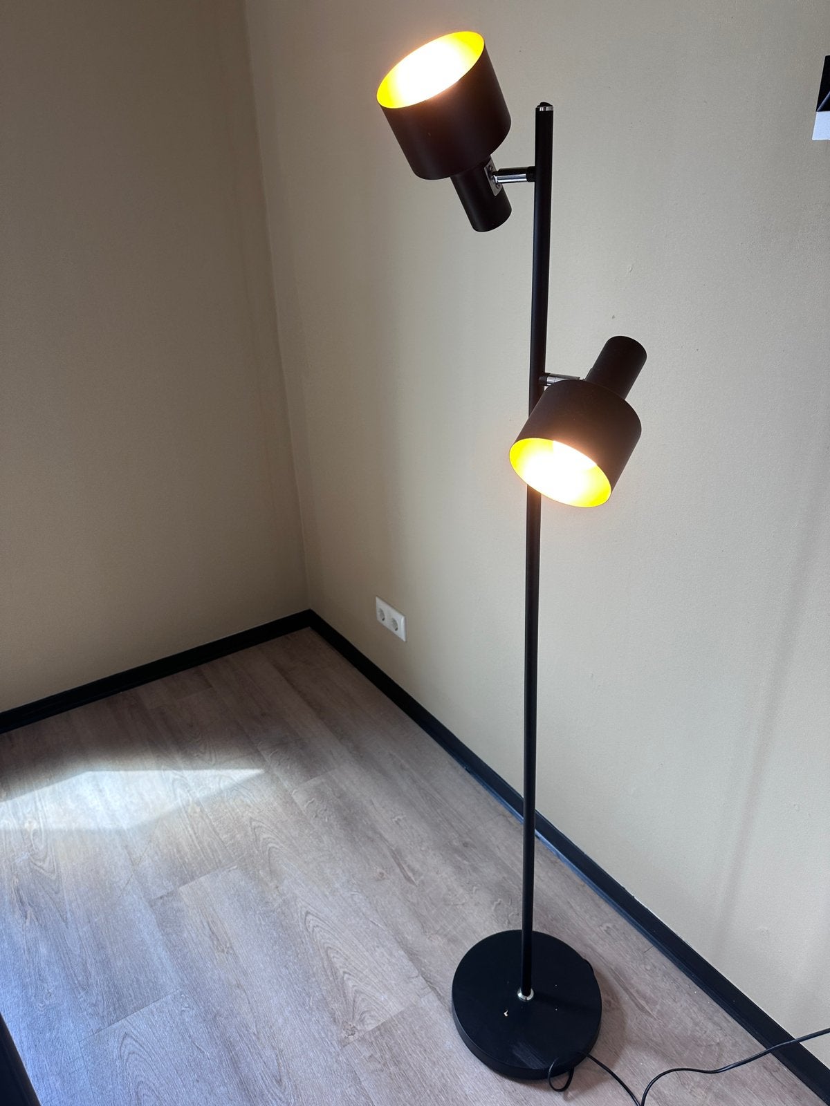 Zwarte staande lamp met 2 verstelbare spots, Ophalen, Zo goed als nieuw, Metaal, 150 tot 200 cm