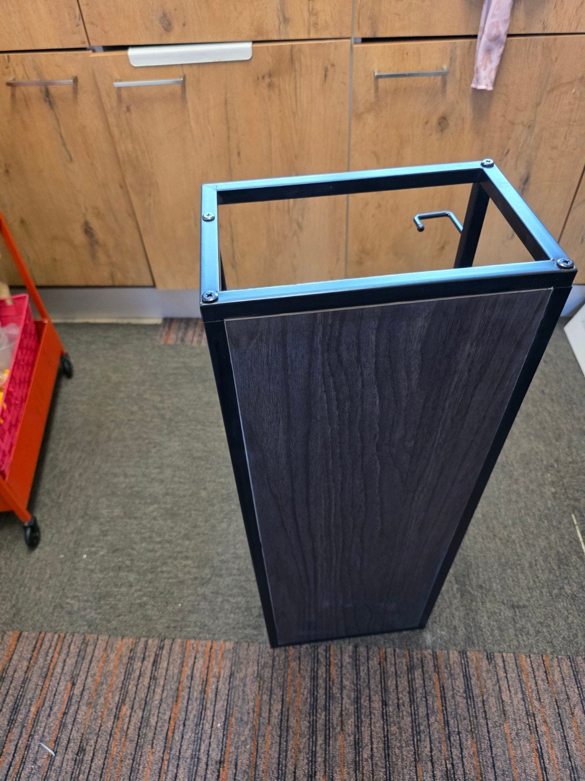 Stijlvol metalen rek met houten paneel, Ophalen, Zo goed als nieuw, Overige houtsoorten