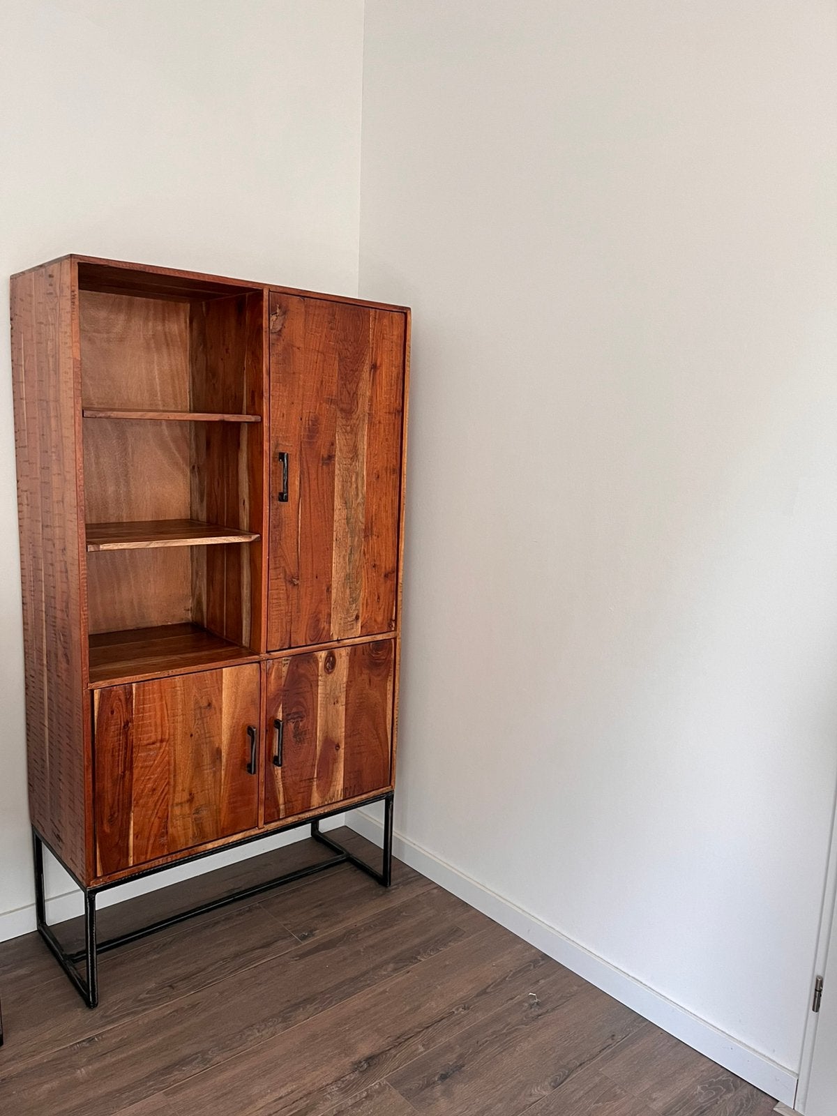 Houten kast met stalen onderstel, Ophalen, Met deur(en), 50 tot 100 cm, Zo goed als nieuw