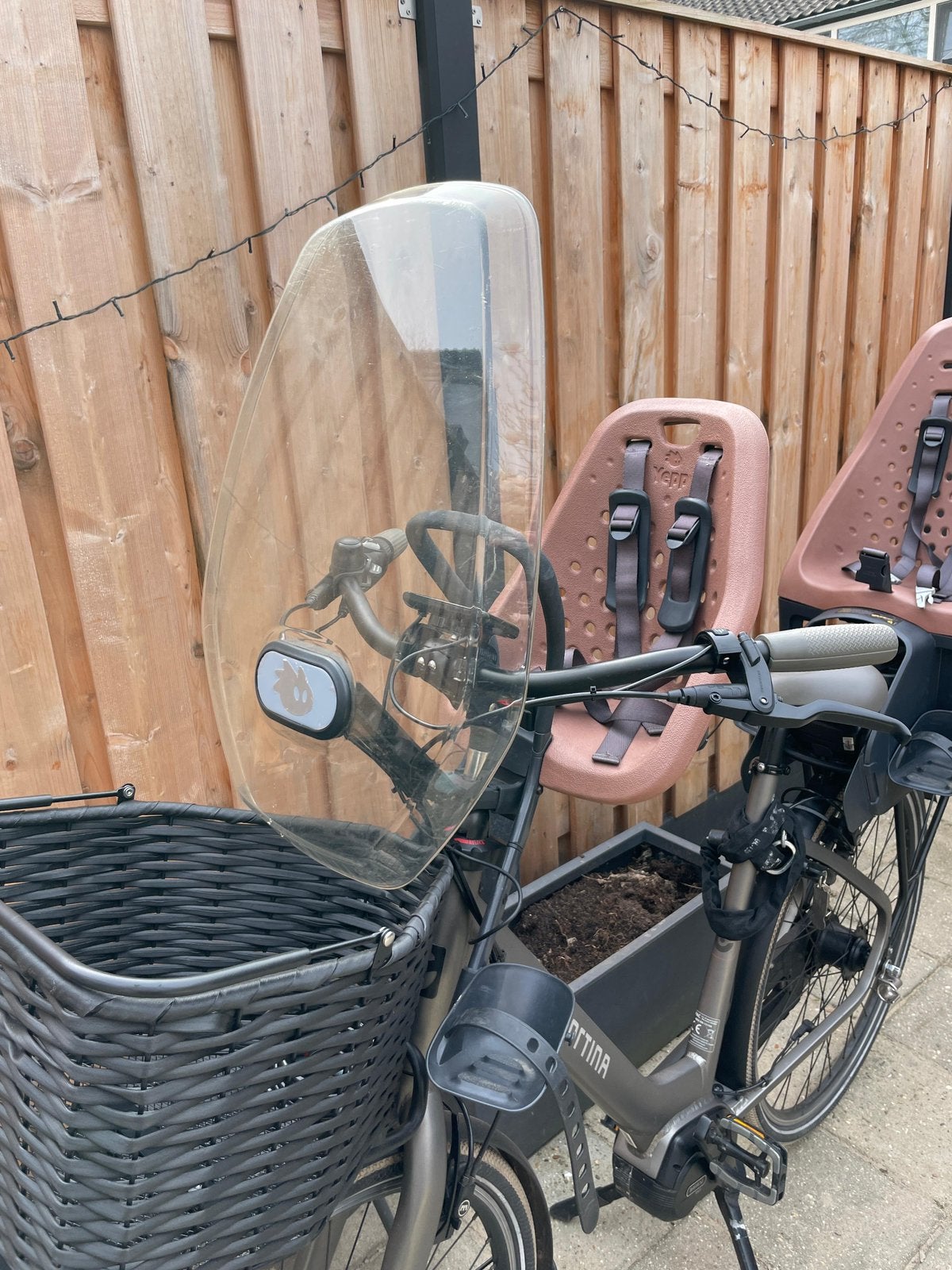 Yepp kinderstoeltje inclusief windscherm en voetenzak, Fietsen en Brommers, Fietsaccessoires | Fietsstoeltjes, Ophalen, Zo goed als nieuw