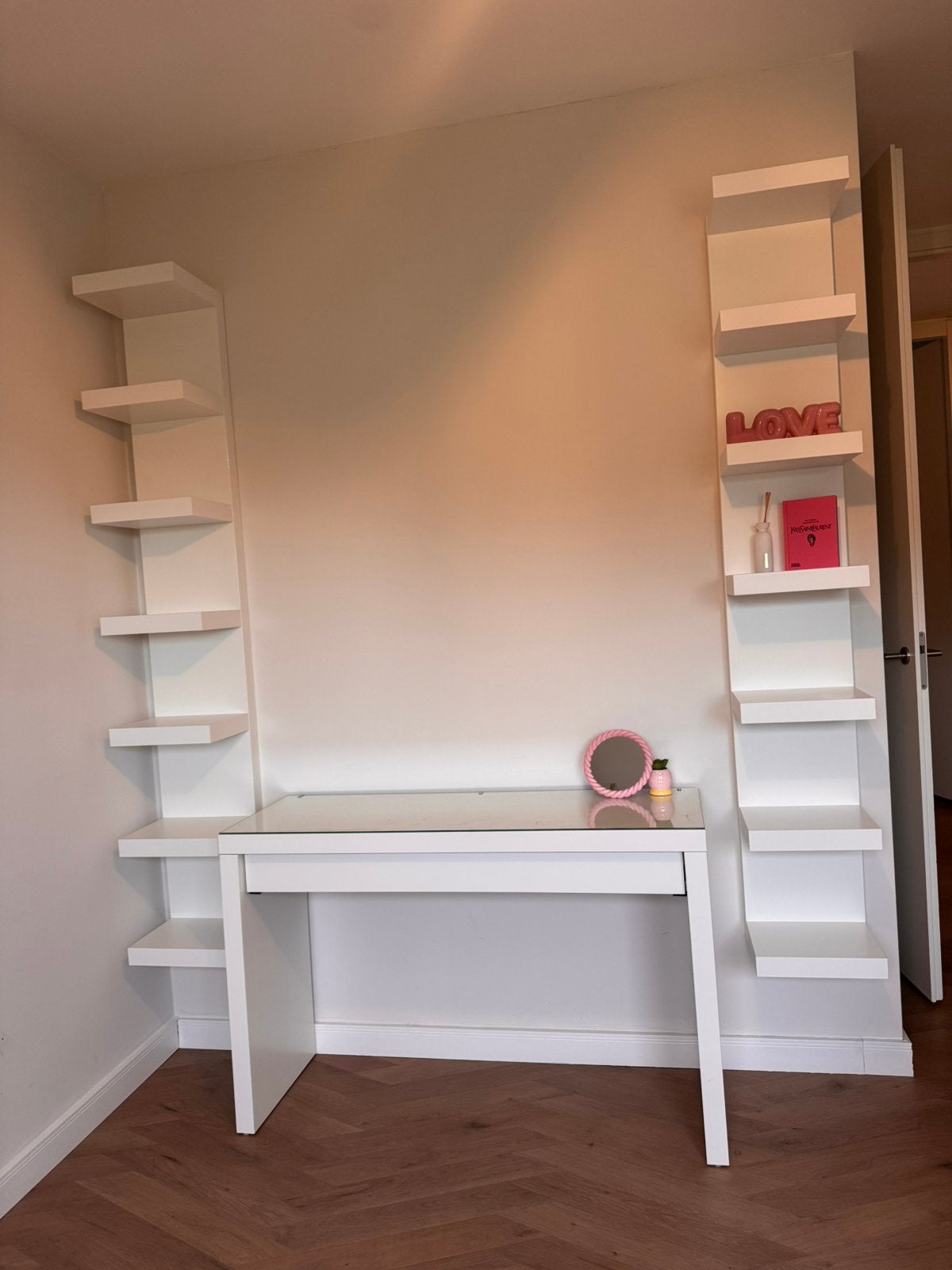 IKEA MALM kaptafel + 2 LACK wandrekken (bureau), Huis en Inrichting, Ophalen, Zo goed als nieuw
