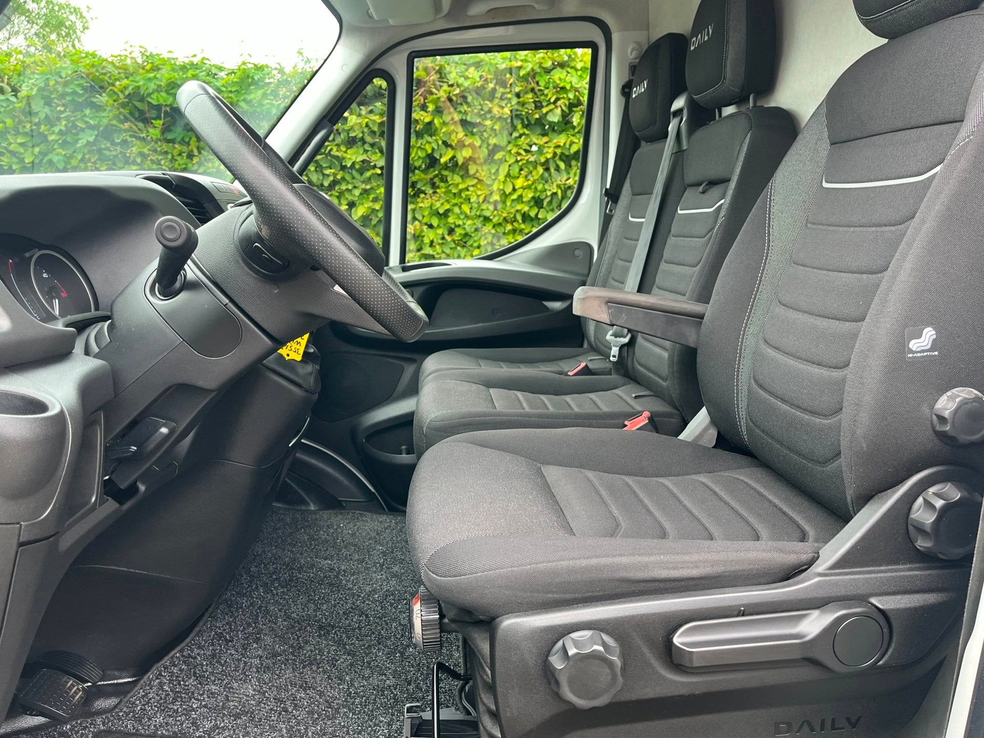 Iveco Daily 35S18 L2H2 3.0 Hi Matic aut| LED | 3500kg trekge, Auto's, Automaat, Gebruikt, 4 cilinders, Wit