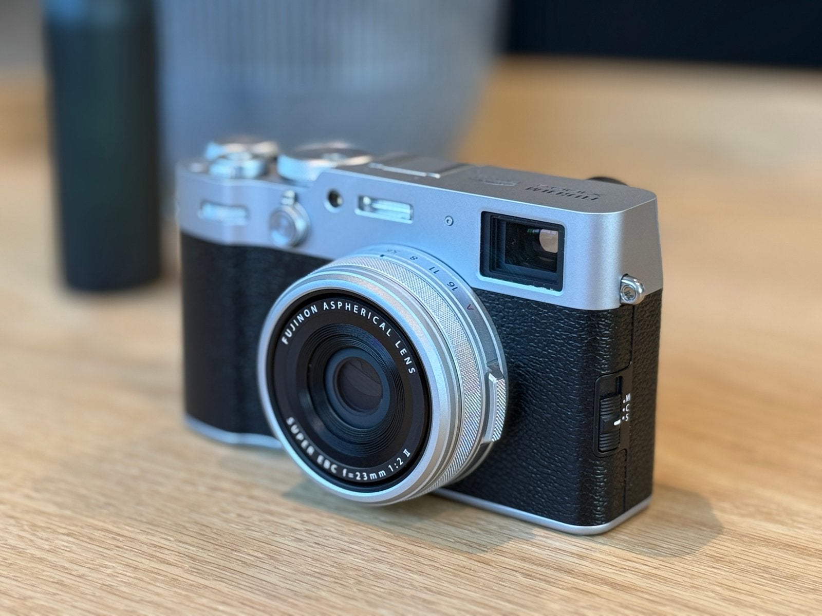 Fujifilm X100VI met TCL-X100, zonnekap en SmallRig grip