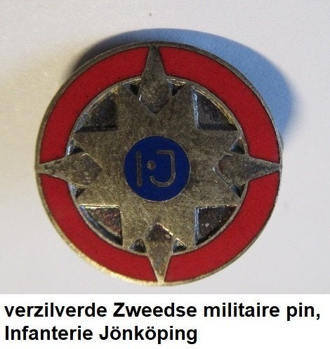 vintage, jaren 50, verzilverde Zweedse speld Infanterie, Verzamelen, Speldjes, Pins en Buttons, Ophalen of Verzenden, Zo goed als nieuw