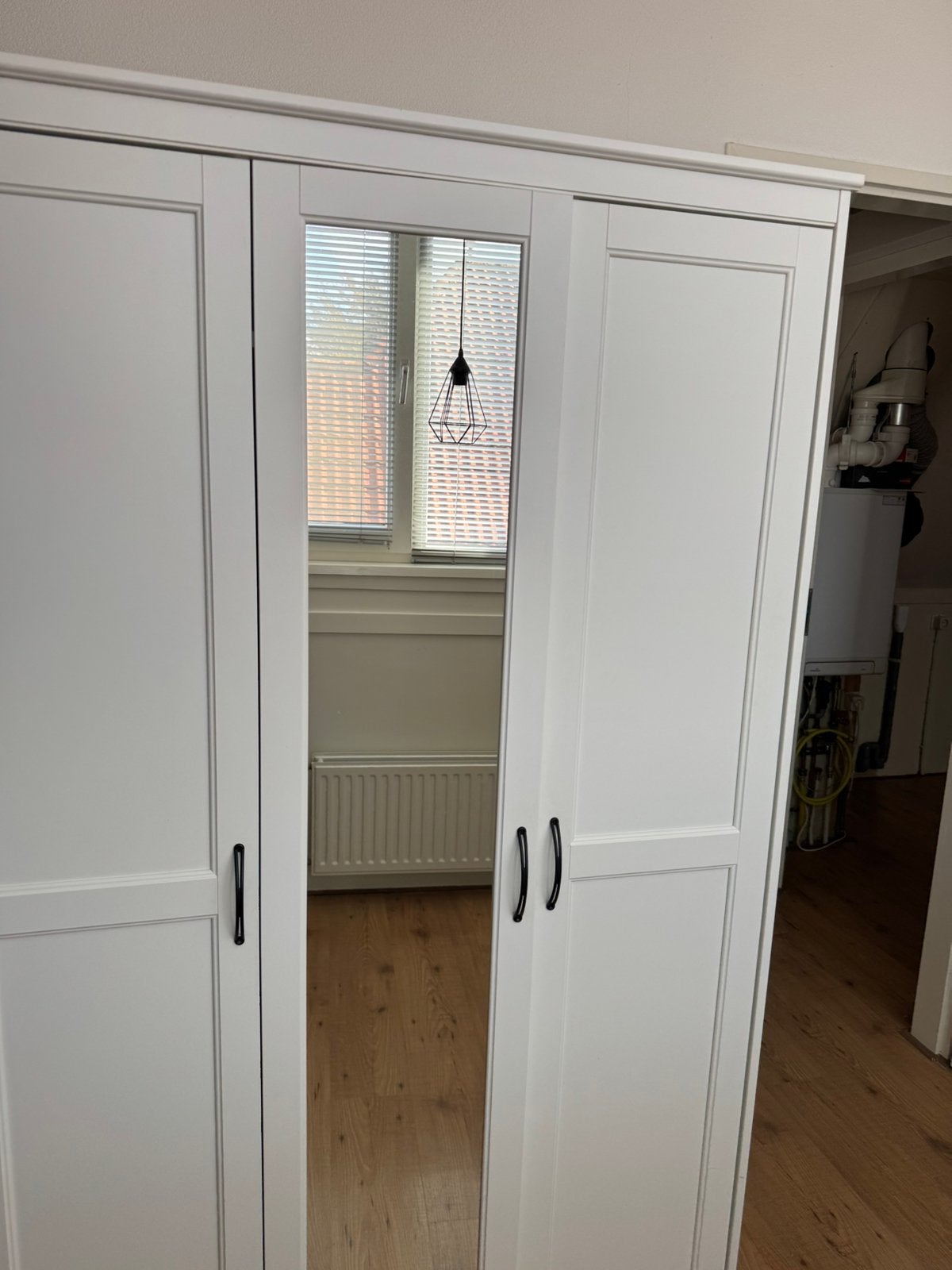 Witte kledingkast met spiegel, Huis en Inrichting, Ophalen, 100 tot 150 cm, Zo goed als nieuw, 150 tot 200 cm