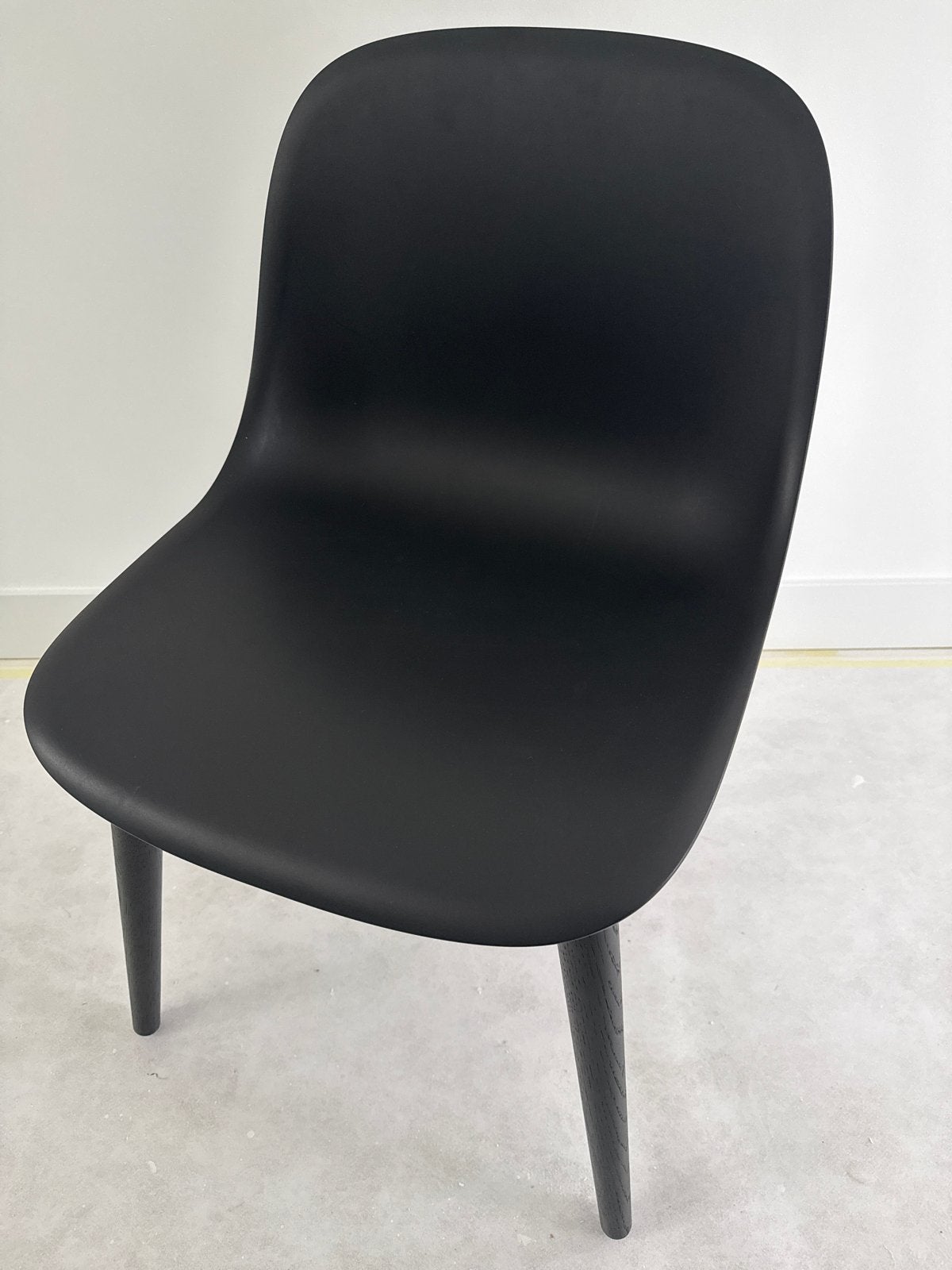 6x Muuto eetkamerstoelen zwart met houten poten, Zwart, Zo goed als nieuw, Vijf, Zes of meer stoelen, Hout