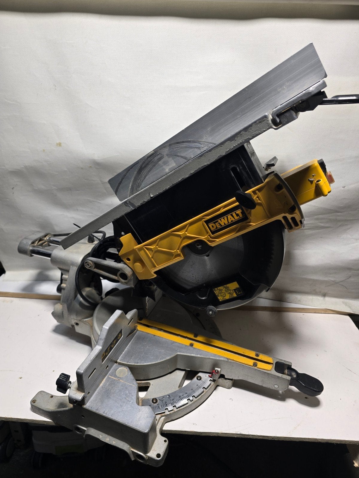DeWALT D27112 Tafel-, afkort- en verstekzaag 1600W, Ophalen of Verzenden, Dewalt, N.v.t, N.v.t
