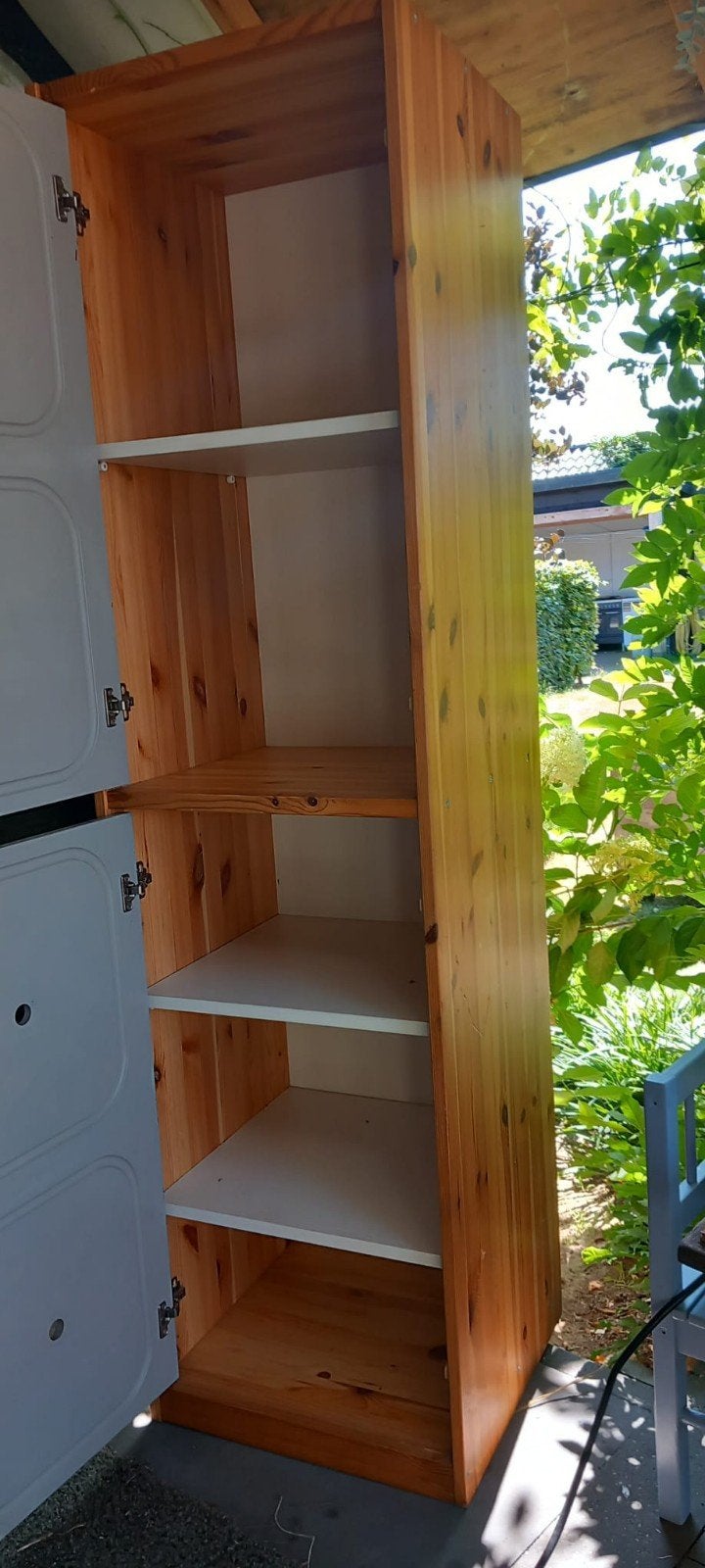 Houten kast met deuren en planken., Ophalen, Minder dan 50 cm, Modern, functioneel, 25 tot 50 cm