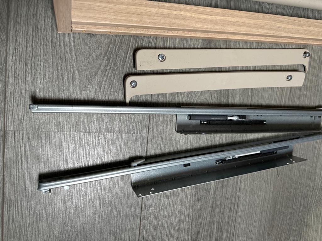 IKEA KOMPLEMENT Uittrekbare broekhanger wit gelazuurd eikene, Huis en Inrichting, Kasten | Kledingkasten, Gebruikt, Overige houtsoorten