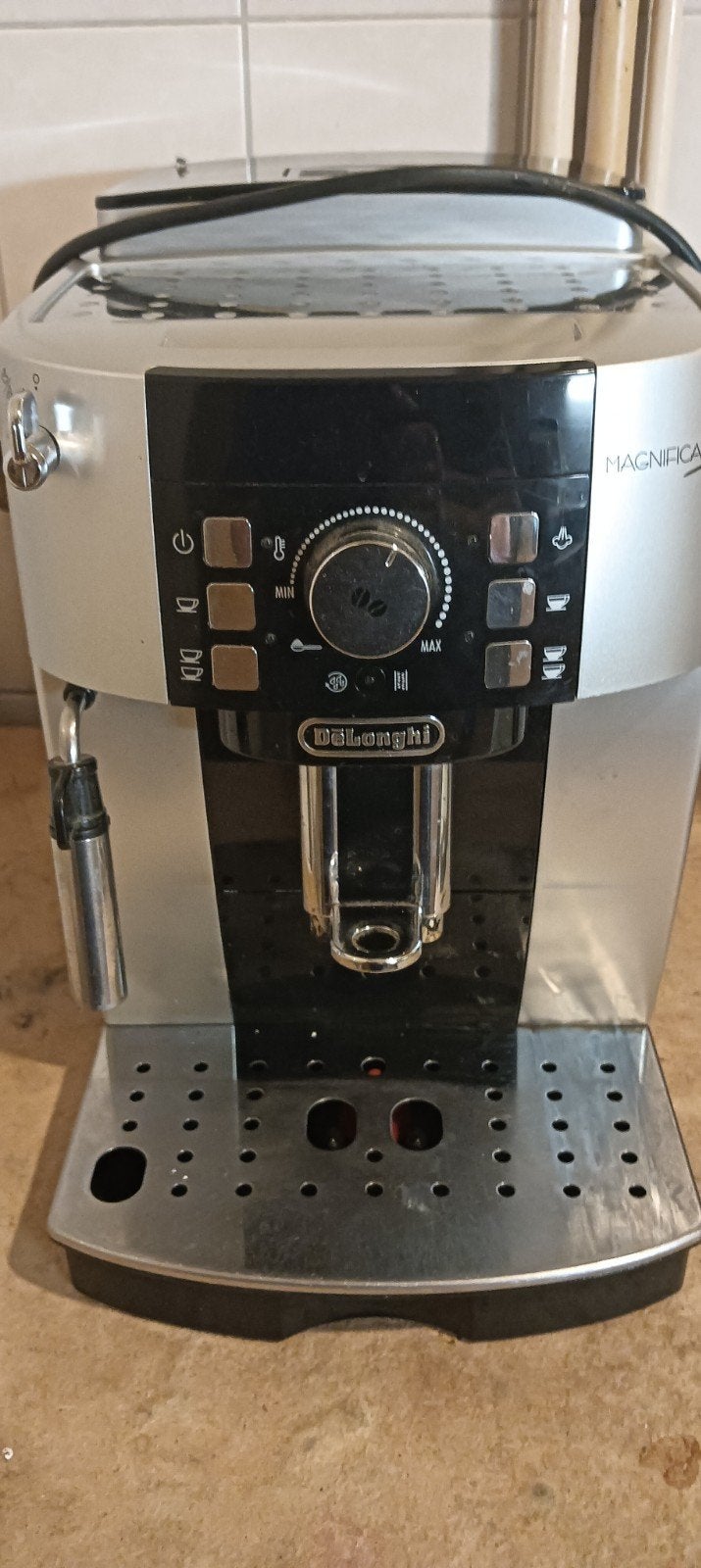 Delonghi magnifica S  bonen machine, Witgoed en Apparatuur, Koffiezetapparaten, Ophalen, Koffiemachine, Koffiebonen, Zo goed als nieuw