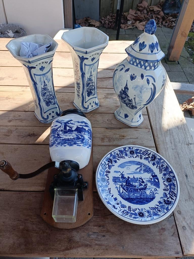 Delfts blauw vazen, bord en koffiemolen, Ophalen of Verzenden