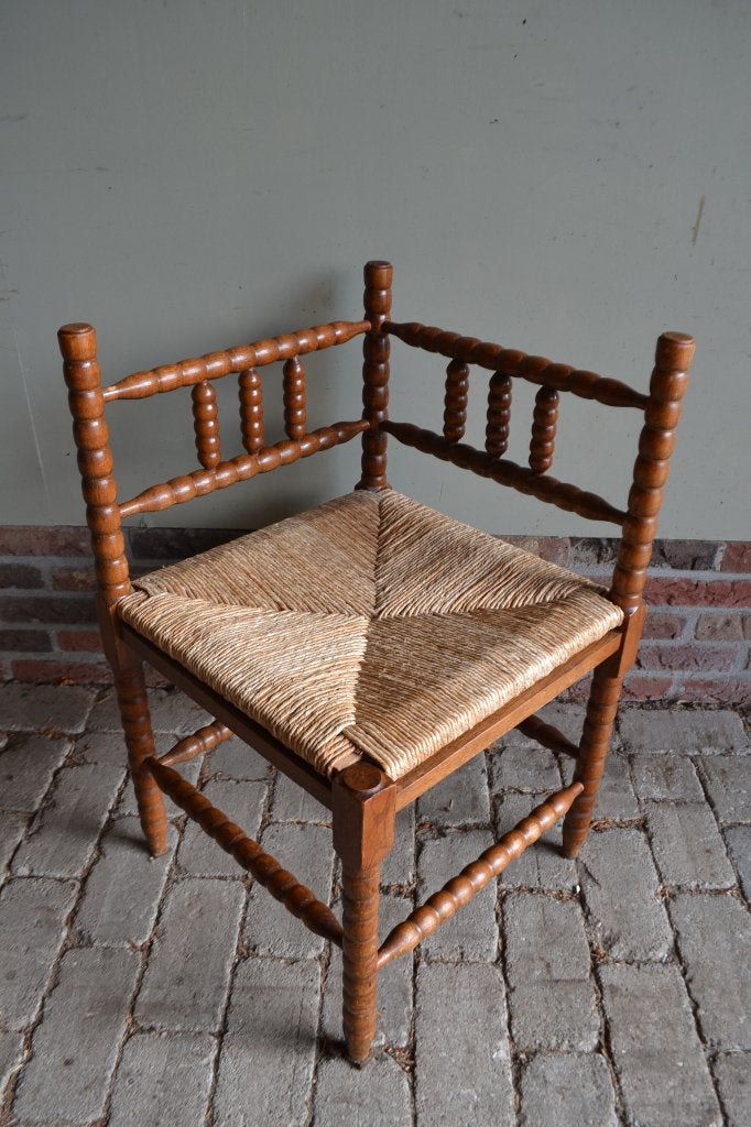 Prachtige antieke eiken houten hoekstoel met biezen zitting., Verzenden