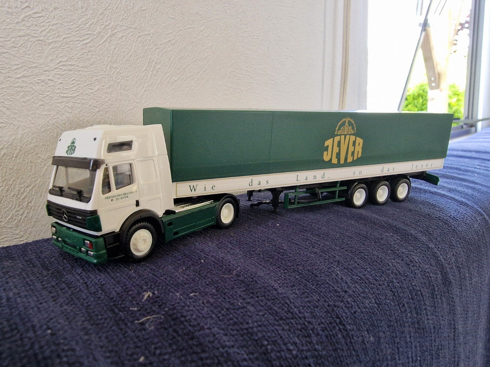 Mercedes-Benz Truck met Jever Trailer Model, Overige merken, 1:50 of kleiner, Ophalen of Verzenden, Zo goed als nieuw
