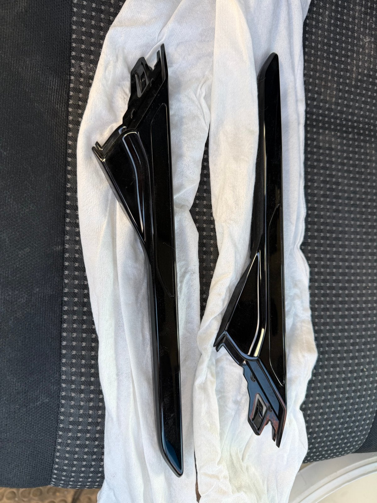 BMW M5 F90 Originele Zwarte Sierroosters Spatbord (Set), Gebruikt, Voor, Ophalen of Verzenden, Spatbord