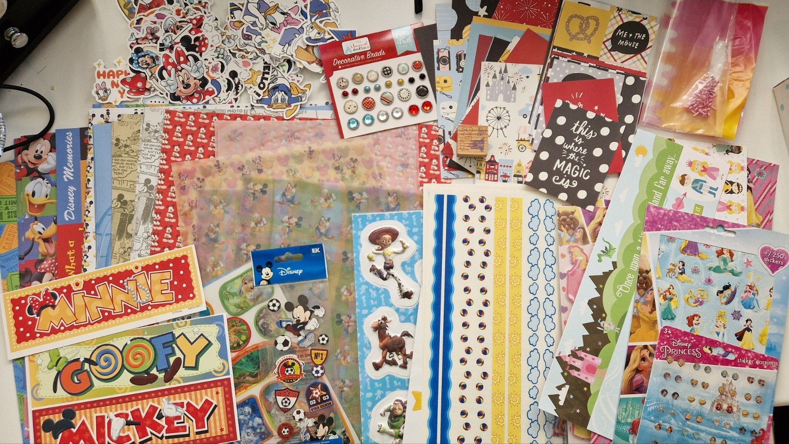 Disney Scrapbook pakket met Papier, Stickers & Brads, Hobby en Vrije tijd, Ophalen of Verzenden, Nieuw, Papier of Karton