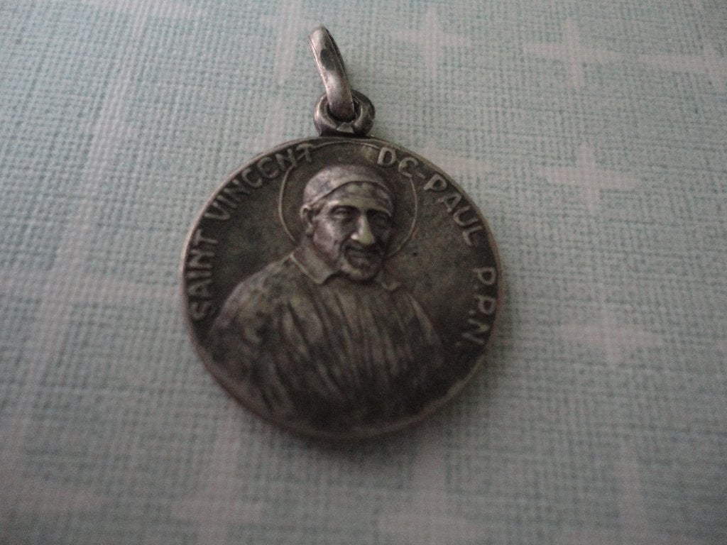 Oude hanger/medailletje,  Saint Vincent de Paul, Verzenden, Zo goed als nieuw, Sieraad, Christendom | Katholiek