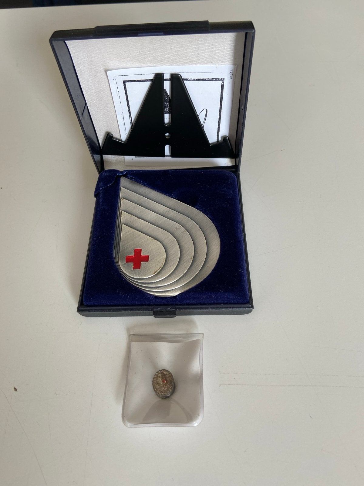 Rode Kruis Onderscheidingen Zilver met Oorkonde en Standaard, Ophalen of Verzenden, Zo goed als nieuw
