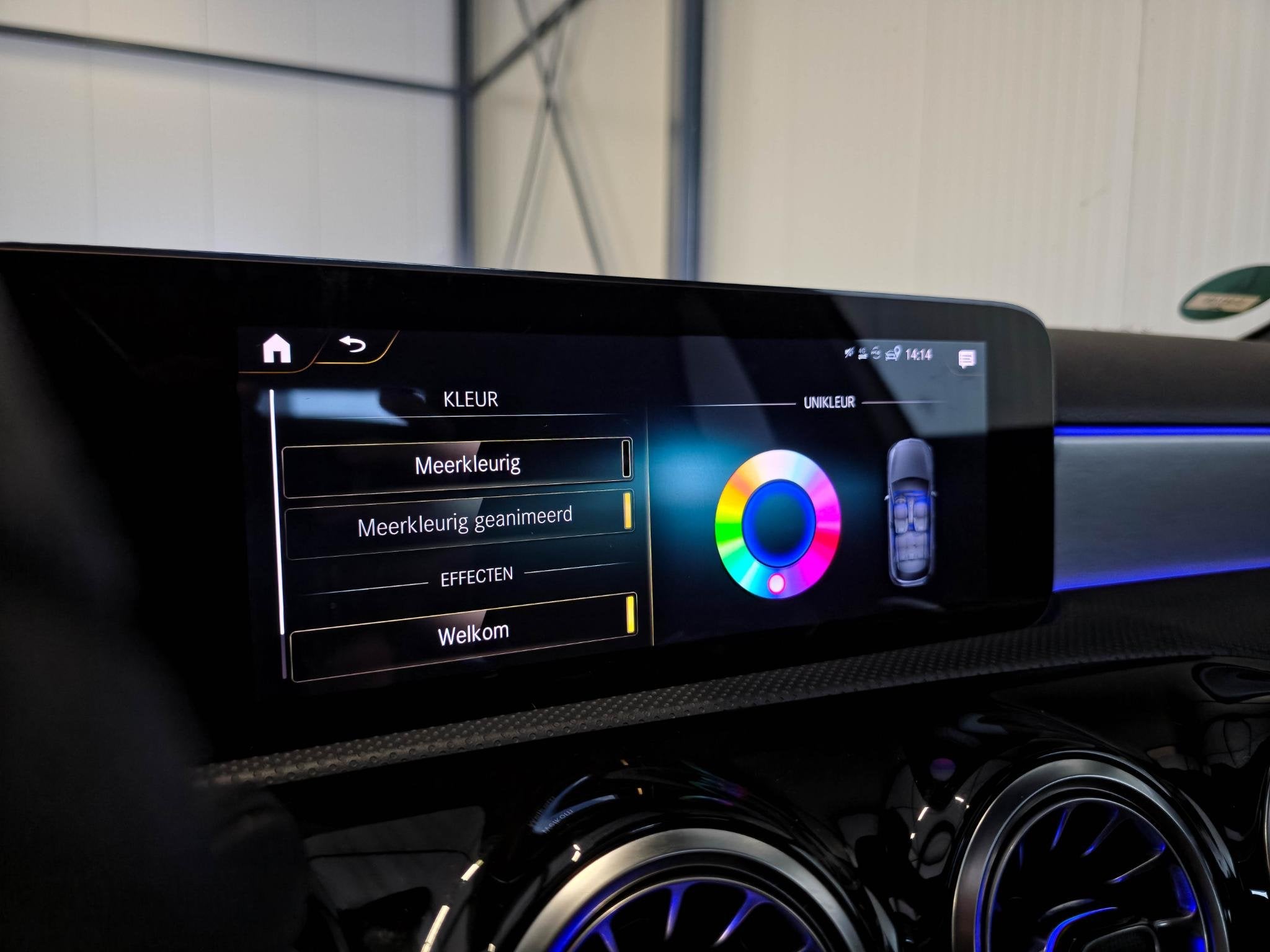 Foto 16 van Mercedes-Benz A-klasse 180 AMG | Burmester | Panoramadak | M