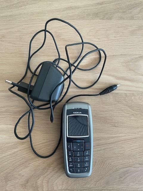Nokia type 2600 zilver origineel met oplader (zgan), Zwart, Fysiek toetsenbord, Ophalen of Verzenden, Zo goed als nieuw