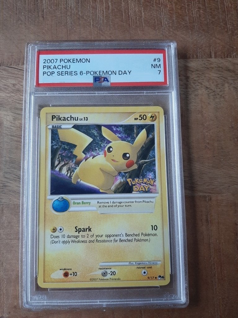 Pikachu 9, Pop Serie 6, Pokemon Day stamped, PSA 7, Ophalen of Verzenden, Nieuw, Losse kaart, Foil