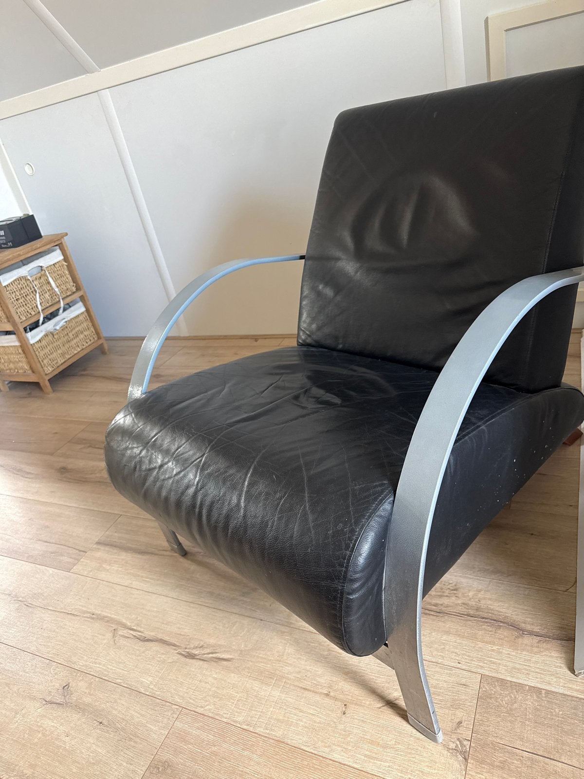 Zwarte leren fauteuil met metalen armleuningen, Ophalen, Gebruikt, 50 tot 75 cm, Leer